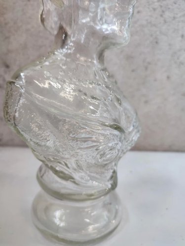 original bouteille en verre moulé debut 20eme siecle en forme de buste feminin en bon etat