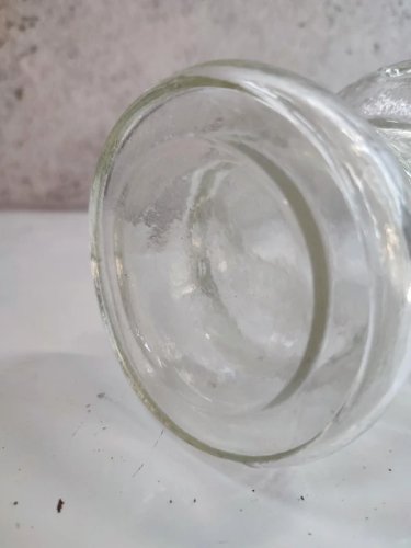 original bouteille en verre moulé debut 20eme siecle en forme de buste feminin en bon etat