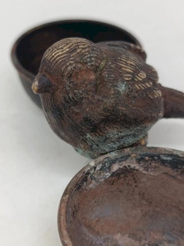 original et ancienne salière double en bronze  ou laiton à decor doiseau en bon etat