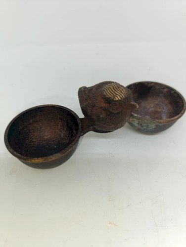 original et ancienne salière double en bronze  ou laiton à decor doiseau en bon etat