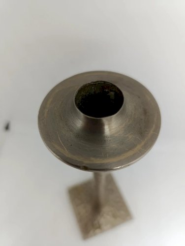 original et beau bougeoir brutaliste en metal martele en bon etat