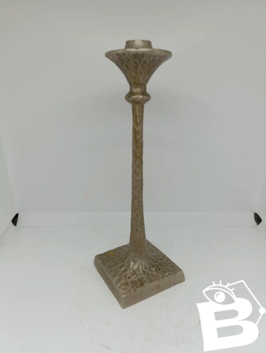 original et beau bougeoir brutaliste en metal martele en bon etat