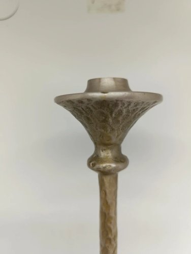 original et beau bougeoir brutaliste en metal martele en bon etat