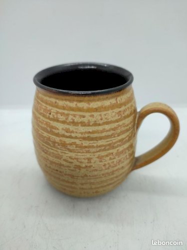 Original et peu courante tasse de fabrication anglaise à decor du mariage du prince charles et lady di