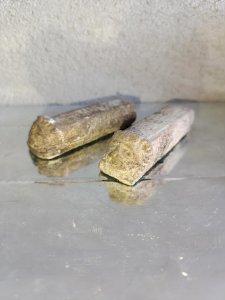 original lot de deux petites pierres sculptees style antique en bon etat