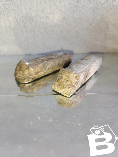 original lot de deux petites pierres sculptees style antique en bon etat