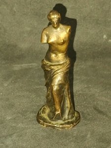 original mini sculpture en bronze repesentant la venus de milo en bon etat