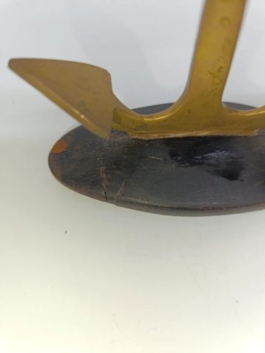 original petit ancre en laiton decoratif monte sur bois en bon etat
