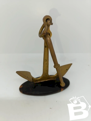 original petit ancre en laiton decoratif monte sur bois en bon etat