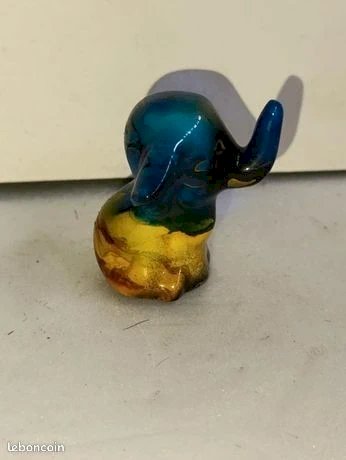 Original petit elephant peint emaille multicouleur en bon etat