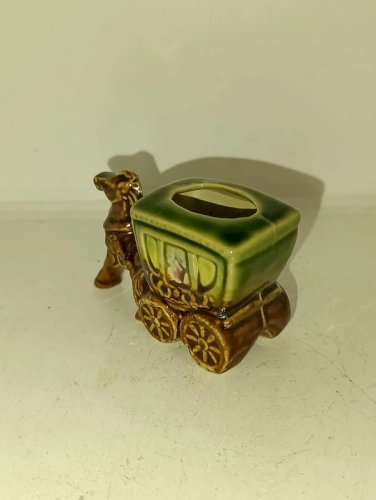 original petit pot a cure dent  ou autres decor chevaux et cariole en bon etat