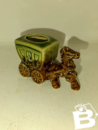 original petit pot a cure dent  ou autres decor chevaux et cariole en bon etat