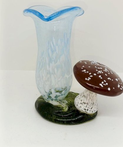 Original petit sculpture en verre de murano? En forme champignon et fleur en bon etat (made in chiner)