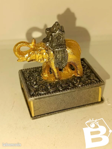 Original petit support à boite dallumette à decor delephant joliment travaillé