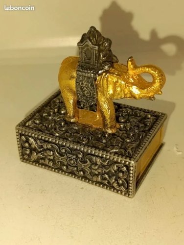 Original petit support à boite dallumette à decor delephant joliment travaillé