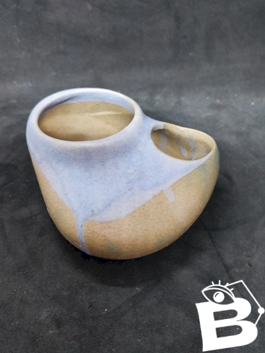 original petit vase à deux ouvertures en forme de galet signé (bordeaux?) en bon etat