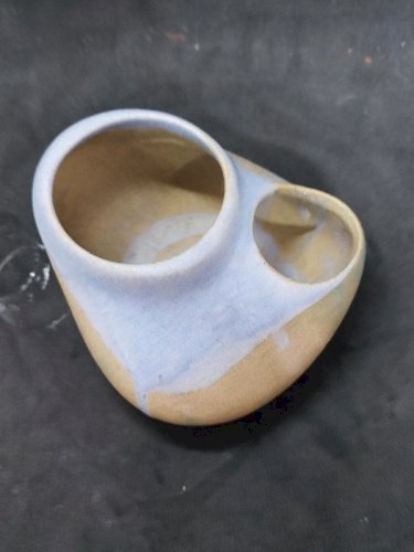 original petit vase à deux ouvertures en forme de galet signé (bordeaux?) en bon etat