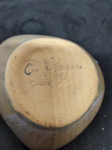 original petit vase à deux ouvertures en forme de galet signé (bordeaux?) en bon etat