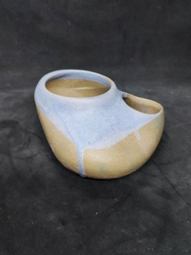 original petit vase à deux ouvertures en forme de galet signé (bordeaux?) en bon etat