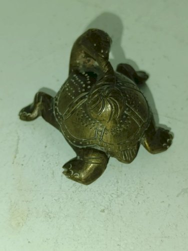 original petite sculpture en bronze ou laiton en forme de tortue  en bon etat