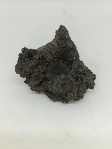 original pierre de lave avec une piece incruste dedans en bon etat