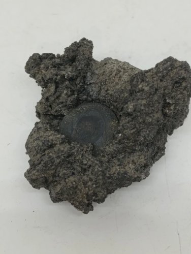 original pierre de lave avec une piece incruste dedans en bon etat