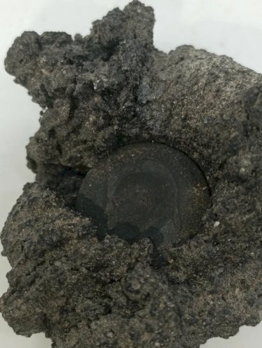 original pierre de lave avec une piece incruste dedans en bon etat