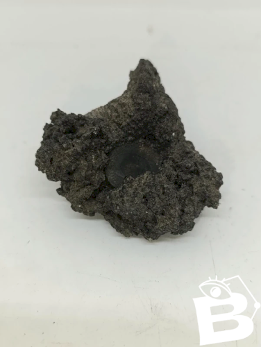 original pierre de lave avec une piece incruste dedans en bon etat