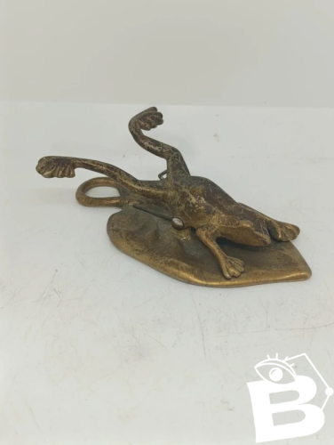 original pince à documents ancienne en forme de grenouille en bronze en bon etat