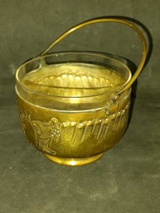 original pot ancien en laiton avec interieur en verre et anse en bon etat