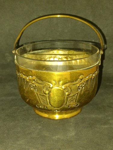 original pot ancien en laiton avec interieur en verre et anse en bon etat