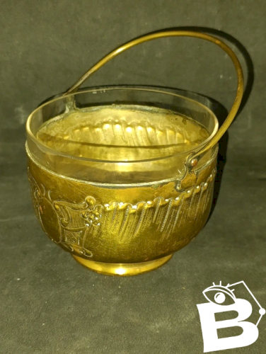 original pot ancien en laiton avec interieur en verre et anse en bon etat