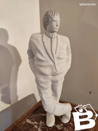 Original sculpture biscuit dun businessman made in italy serie numerote et signé année 70-80