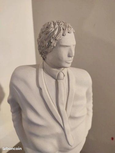 Original sculpture biscuit dun businessman made in italy serie numerote et signé année 70-80