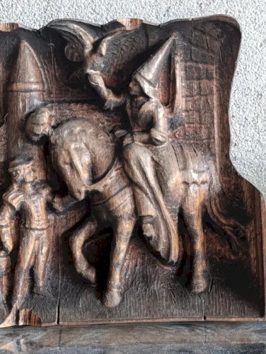 original sculpture en bois à decor medieval en bon etat