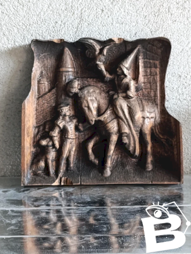 original sculpture en bois à decor medieval en bon etat