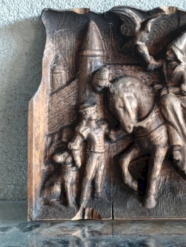 original sculpture en bois à decor medieval en bon etat