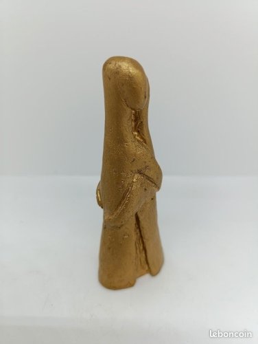 Original sculpture en bronze brutalise personne se serrant dans les bras en bon etat (made in chiner)