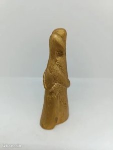 original sculpture en bronze brutalise personne se serrant dans les bras en bon etat