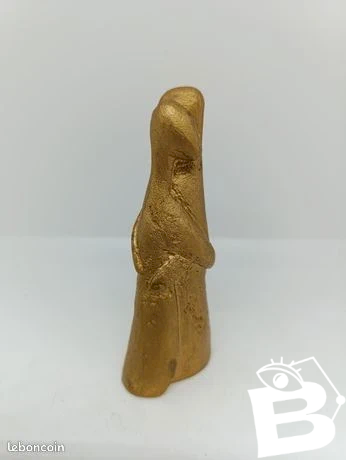 original sculpture en bronze brutalise personne se serrant dans les bras en bon etat