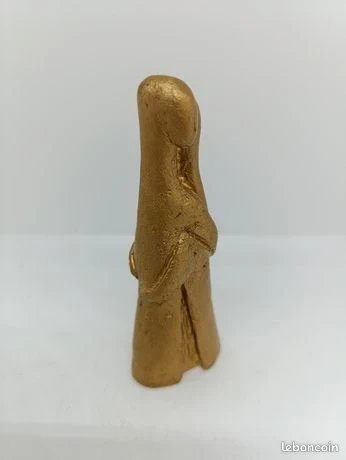 original sculpture en bronze brutalise personne se serrant dans les bras en bon etat