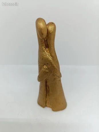 original sculpture en bronze brutalise personne se serrant dans les bras en bon etat