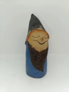 Original sculpture en forme de gnome signée veronika muller en bon état