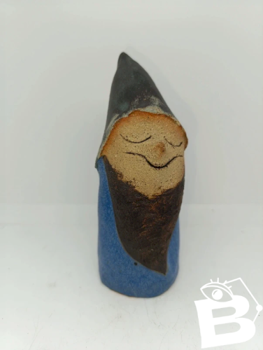 Original sculpture en forme de gnome signée veronika muller en bon état