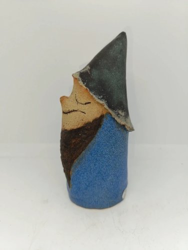 Original sculpture en forme de gnome signée veronika muller en bon état