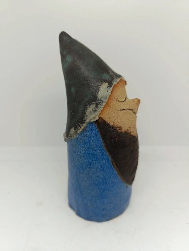 Original sculpture en forme de gnome signée veronika muller en bon état