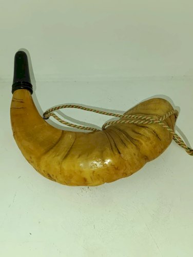 Original trompe de chasse en corne en bon etat