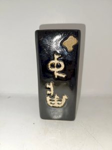 original vase asiatique de forme triangle à symbole en bon etat