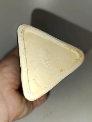 original vase asiatique de forme triangle à symbole en bon etat