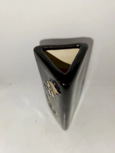 original vase asiatique de forme triangle à symbole en bon etat